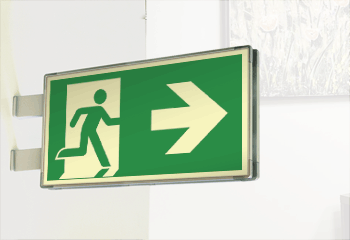 [SEMLE715102BN] SEMLE715102BN - Segnaletica all. Metal bifacciale luminescente uscita Dx EN ISO 7010