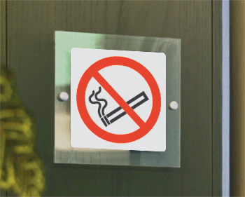 [SEPE1301W] SEPE1301W - targa PLexi monofacciale Vietato fumare fiss. vite EN ISO 7010 P002